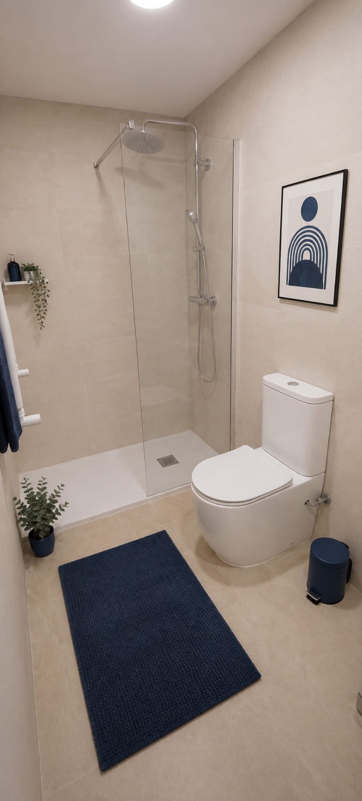 Baño completo con ducha acristalada y toques de color azul