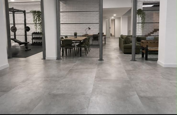 Zona común con gimnasio, salón y espacio de coworking